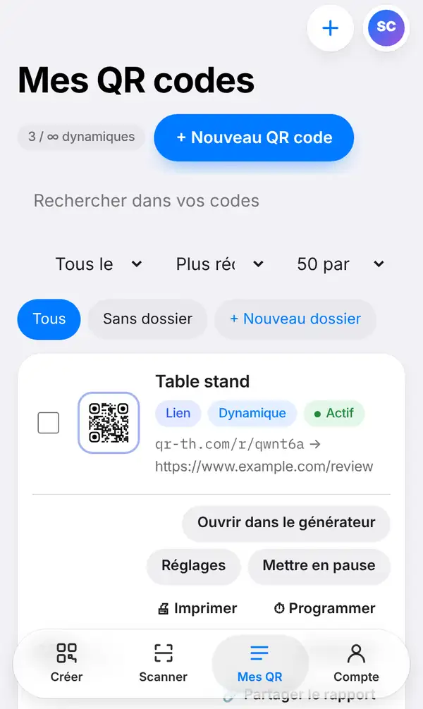 La liste Mes QR codes avec la recherche, les dossiers et un code nommé Table stand : son lien court, les étiquettes Lien, Dynamique et Actif, et les boutons Ouvrir dans le générateur, Réglages, Mettre en pause, Imprimer et Programmer, avec Partager le rapport en bas de la carte