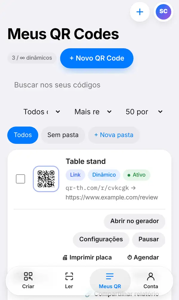 Lista Meus QR Codes com um código chamado Table stand, seu link curto, as etiquetas Link, Dinâmico e Ativo, os botões Abrir no gerador, Configurações, Pausar, Imprimir placa e Agendar e, embaixo, Compartilhar relatório