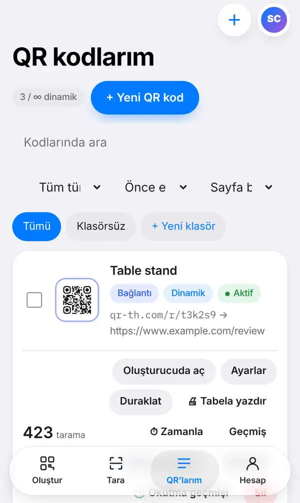 Table stand adlı bir kodun qr-th.com/r/… kısa linki, Bağlantı, Dinamik ve Aktif etiketleri, Oluşturucuda aç, Ayarlar, Duraklat, Tabela yazdır, Zamanla ve Geçmiş düğmeleri ve 423 taramayla göründüğü QR kodlarım listesi