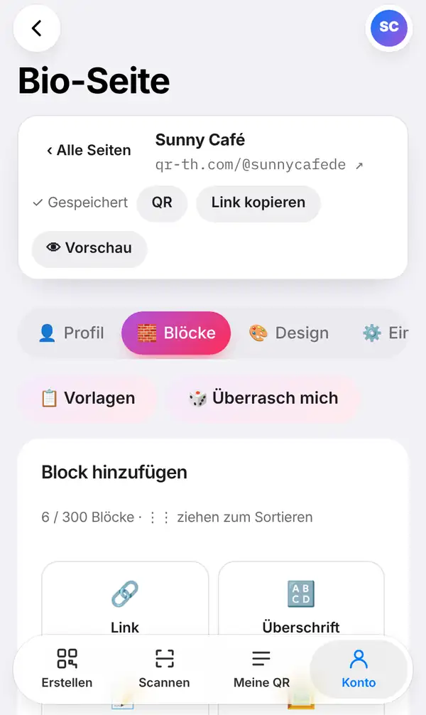 Der Editor der neuen Bio-Seite Sunny Café unter qr-th.com/@sunnycafede mit Gespeichert, den Knöpfen QR, Link kopieren und Vorschau, dem geöffneten Tab Blöcke, Vorlagen, Überrasch mich und der Liste Block hinzufügen