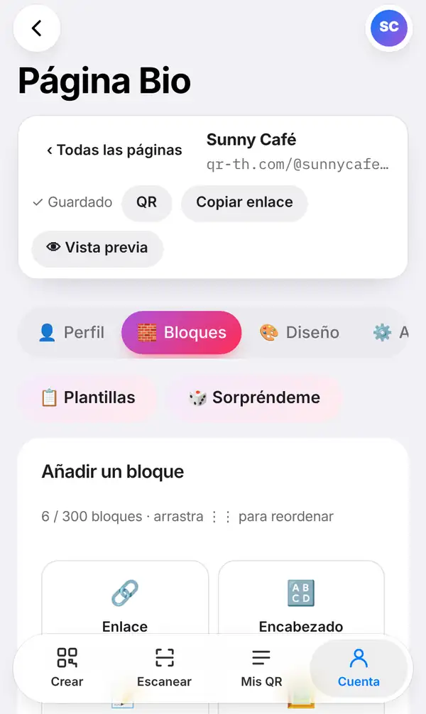Editor de la página Bio de Sunny Café con el aviso Guardado, los botones QR, Copiar enlace y Vista previa, la pestaña Bloques abierta, los botones Plantillas y Sorpréndeme y la lista para añadir un bloque