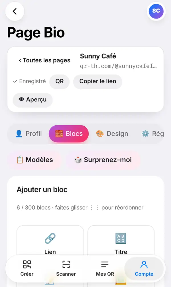 L'éditeur de la page Bio de Sunny Café (qr-th.com/@sunnycafefr) avec la mention Enregistré, les boutons QR, Copier le lien et Aperçu, l'onglet Blocs ouvert, les boutons Modèles et Surprenez-moi et la liste Ajouter un bloc