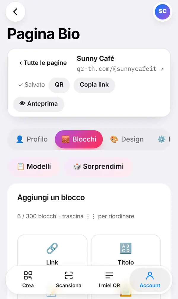 L'editor della Pagina Bio di Sunny Café (qr-th.com/@sunnycafeit) con Salvato e i pulsanti QR, Copia link e Anteprima, la scheda Blocchi aperta, i pulsanti Modelli e Sorprendimi e l'elenco Aggiungi un blocco