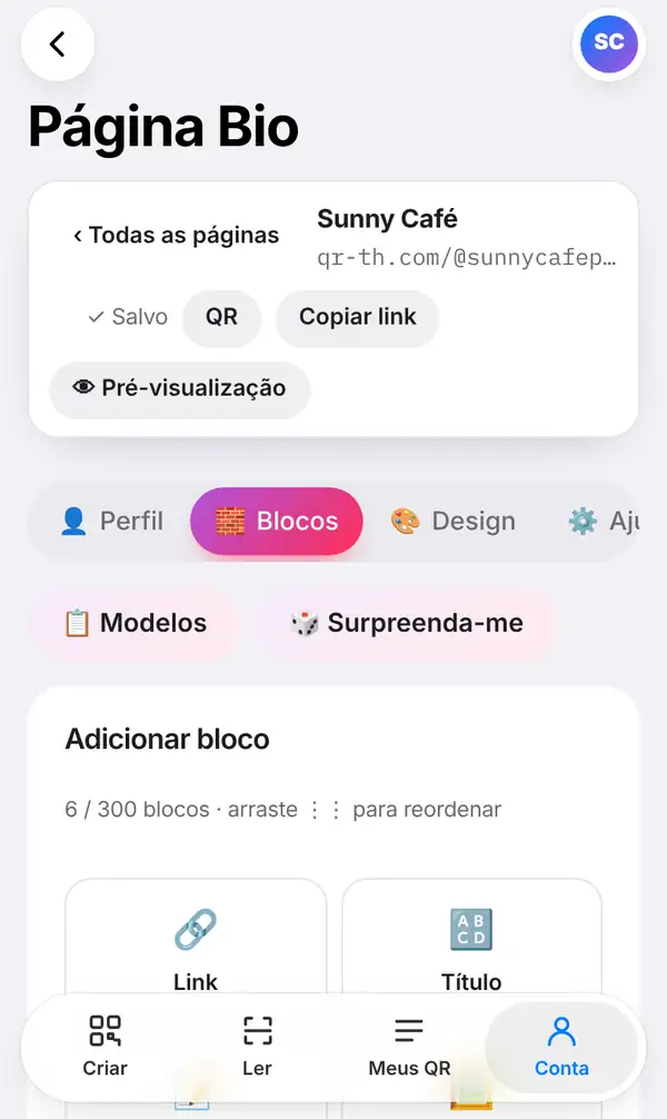 Editor da página Bio do Sunny Café (qr-th.com/@sunnycafept) com o aviso Salvo, os botões QR, Copiar link e Pré-visualização, a aba Blocos aberta, os botões Modelos e Surpreenda-me e a lista Adicionar bloco