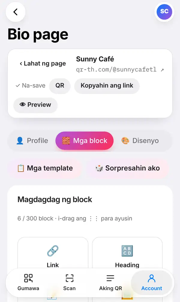 Ang Bio page editor ng Sunny Café (qr-th.com/@sunnycafetl) na may Na-save, mga button na QR, Kopyahin ang link at Preview, bukas na tab na Mga block, mga button na Mga template at Sorpresahin ako, at ang Magdagdag ng block