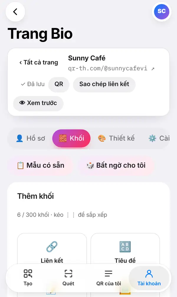 Trình chỉnh sửa trang Bio mới của Sunny Café tại qr-th.com/@sunnycafevi với Đã lưu, các nút QR, Sao chép liên kết, Xem trước, thẻ Khối đang mở, nút Mẫu có sẵn, Bất ngờ cho tôi và danh sách Thêm khối