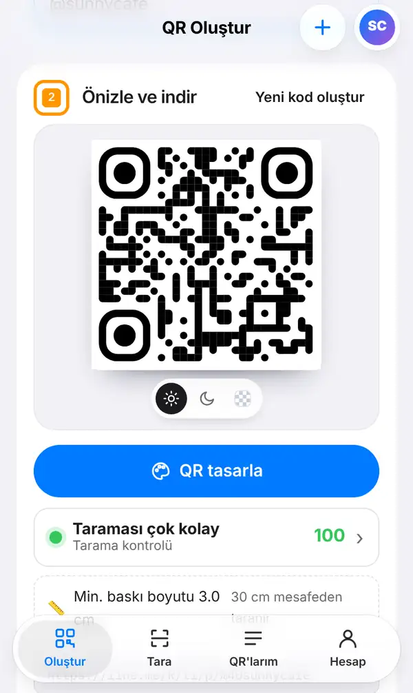 LINE QR kodu, QR tasarla düğmesi, 100 tarama kontrolü puanı ve en küçük baskı boyutunun göründüğü Önizle ve indir bölümü
