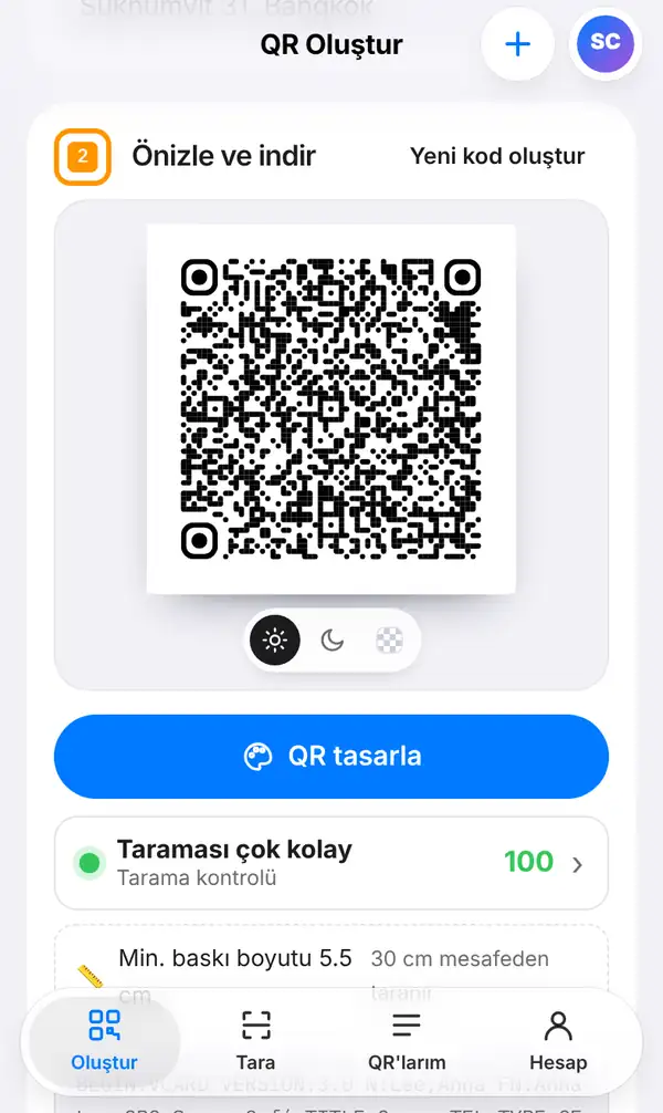 Sık noktalı kartvizit QR kodu, QR tasarla düğmesi, tarama kontrolü puanı ve en küçük baskı boyutunun göründüğü Önizle ve indir bölümü