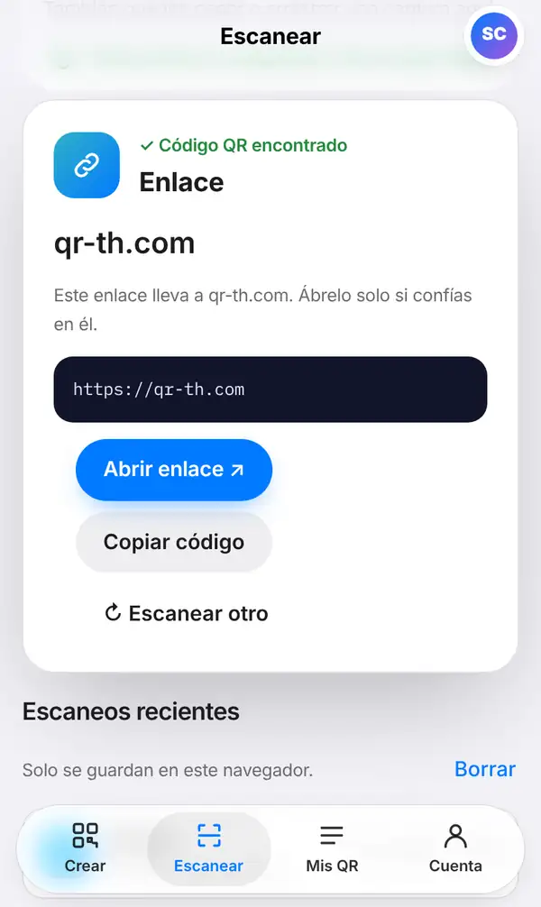 Resultado del escaneo con Código QR encontrado, el tipo Enlace, el nombre del sitio y la dirección completa, una nota de seguridad, los botones Abrir enlace y Copiar código, y los escaneos recientes